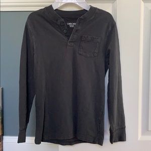 grey long sleeve cherokee shirt.